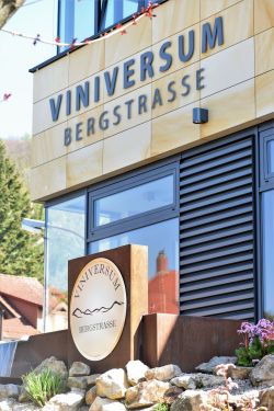 Bergsträsser Winzer eG: Blick auf das Gebäude Viniversum (Vinothek)