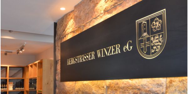Großes Wandlogo Bergsträsser Winzer eG in der Vinothek im Viniversum Bergstraße