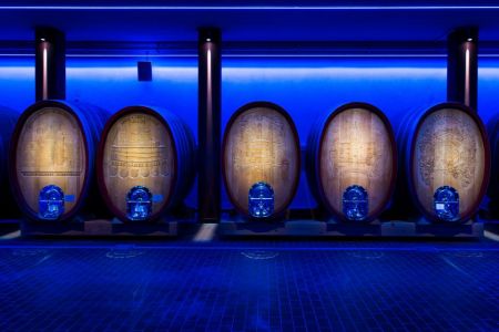 Holzfasskeller in blauem Licht