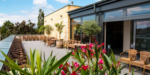 Terrasse mit Stühlen im Veranstaltungsbereich des Viniversums Bergstraße