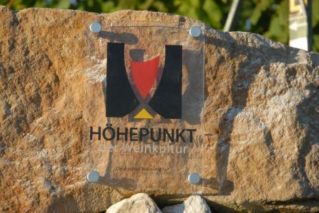 Schild Höhepunkt der Weinkultur an Stein befestigt