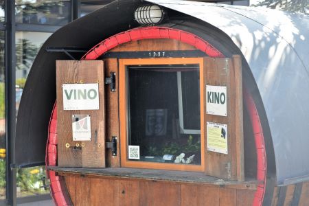 Holzfass mit Fenster und Bildschirm im Inneren.
