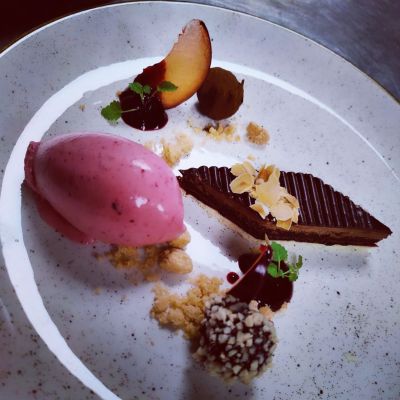 Bergsträsser Winzer eG: Imagebild mit einer Nachspeise garnierter Teller