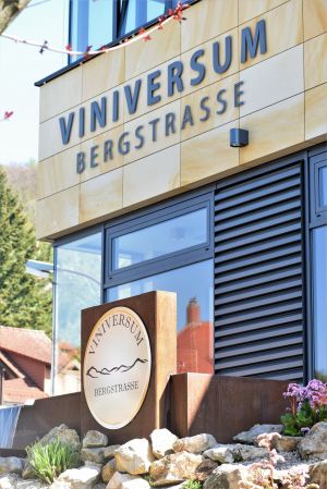 Bergsträsser Winzer eG: Blick auf das Gebäude Viniversum (Vinothek)