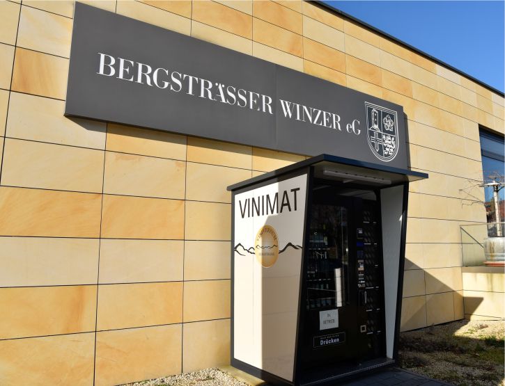 Weinautomat vor dem Gebäude
